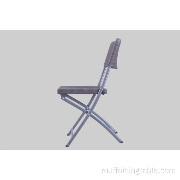 Пластиковый стул из ротанга с металлическими ножками